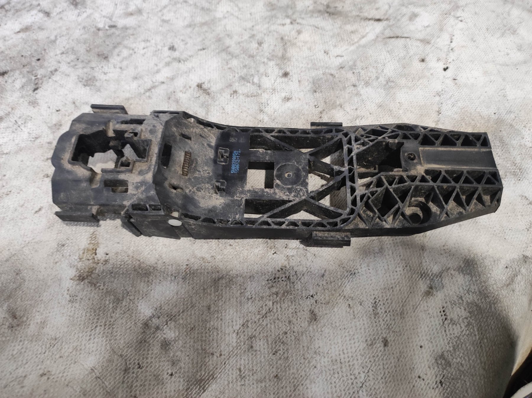 тримач зовнішньої ручки дверей, задніх правих Volkswagen Tiguan I (2007-2016) 5N0839885H