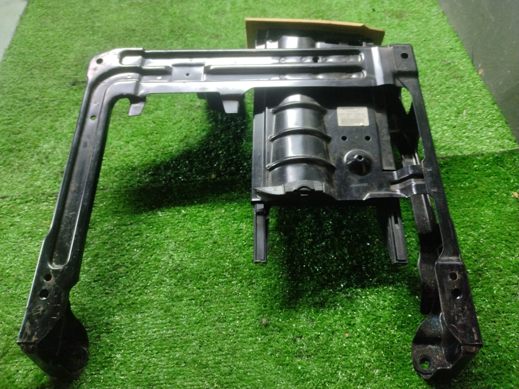 Бардачок під сидінням Volkswagen Touareg I (2002-2010) 7L0881678D