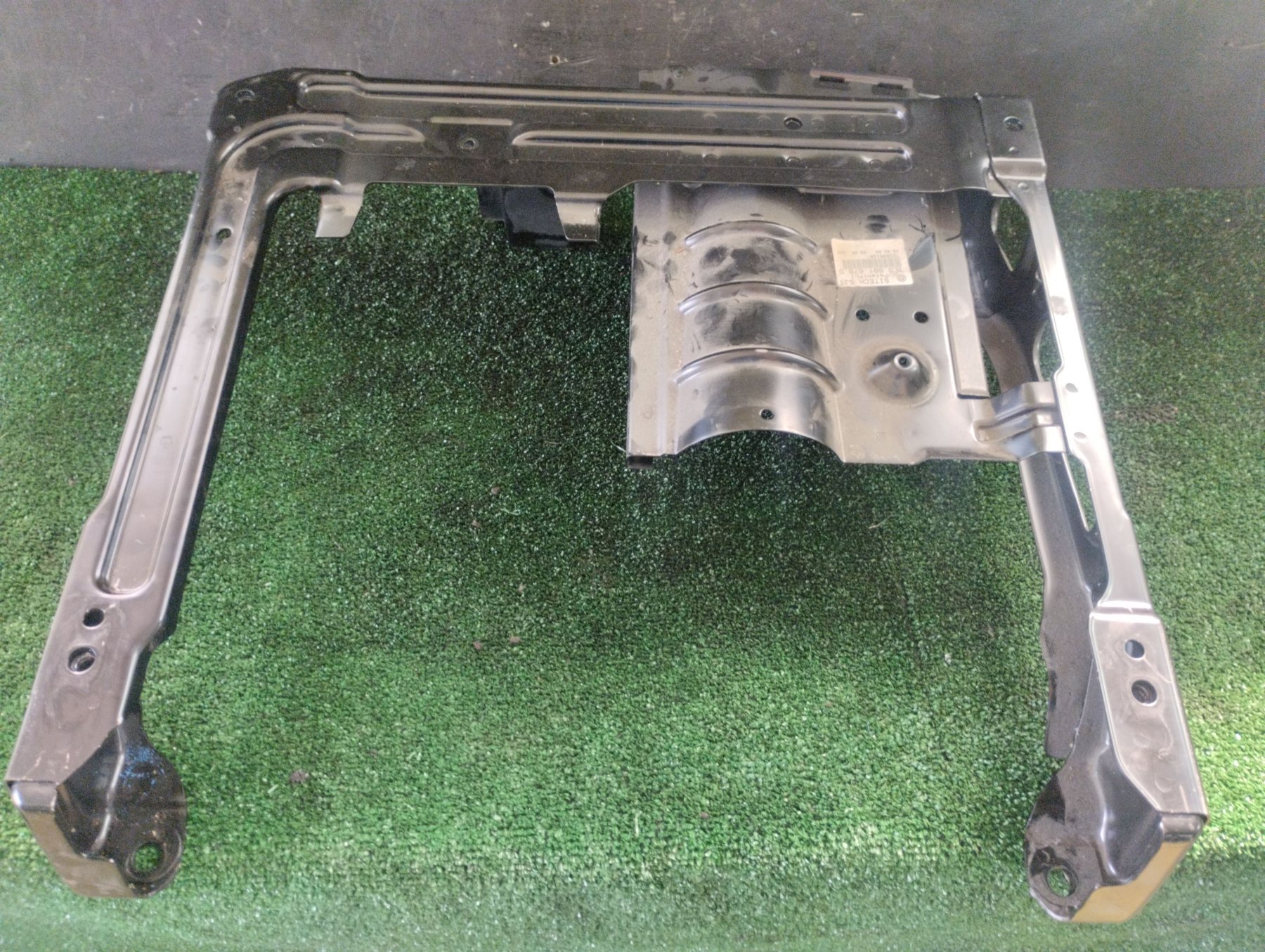 Бардачок під сидінням Volkswagen Touareg I (2002-2010) 7L0881678D