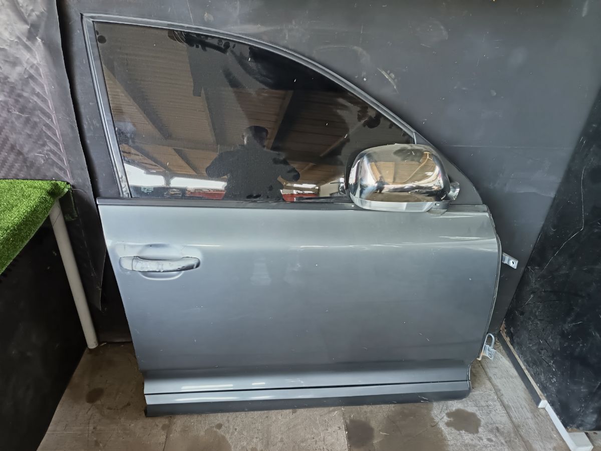 Двері передні праві у зборі Volkswagen Touareg I (2002-2010) 7L0831056L
