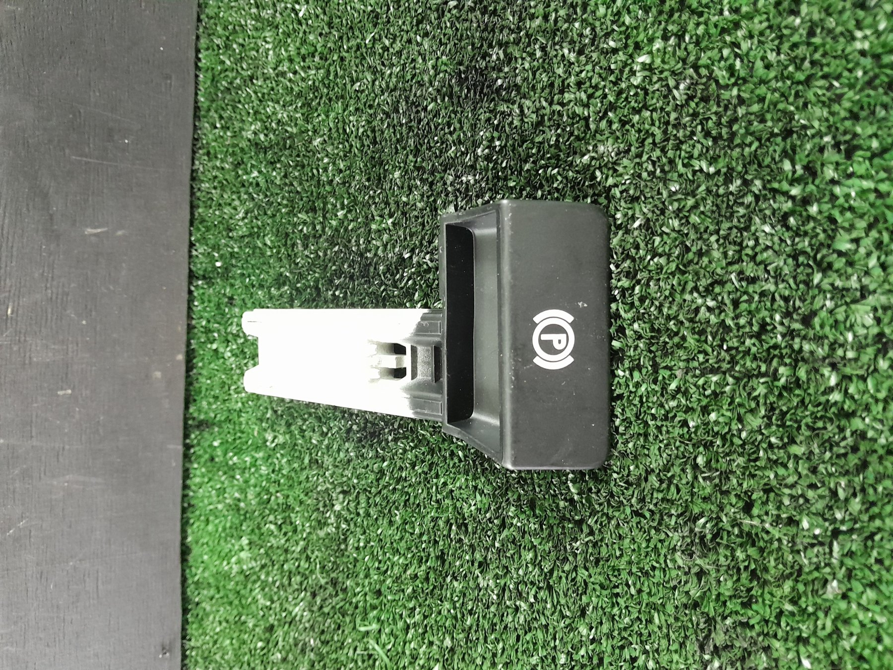 Кнопка ручного гальма Volkswagen Touareg I (2002-2010) 7L6711878F