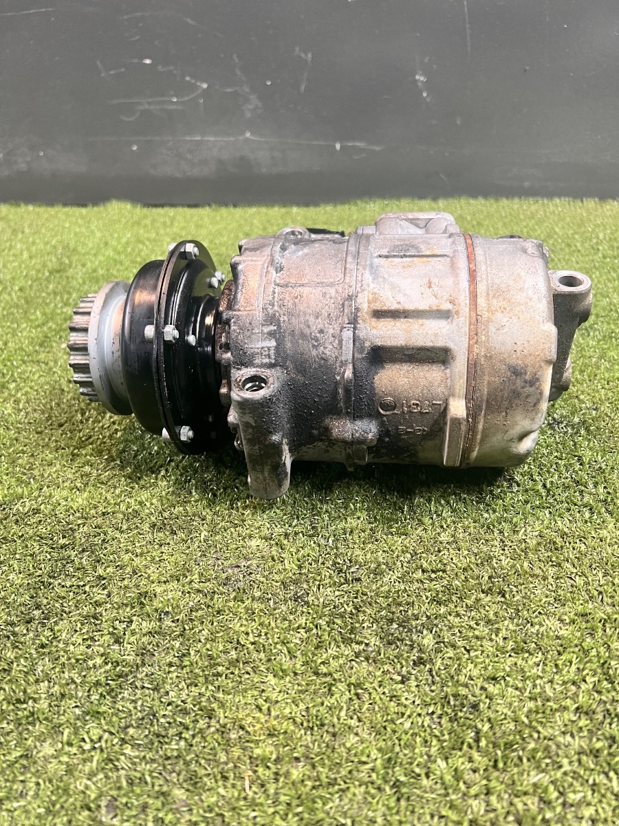 Компресор кондиціонера неробочий продаж на комплетуючі Volkswagen Touareg I (2002-2010) 7H0820805J