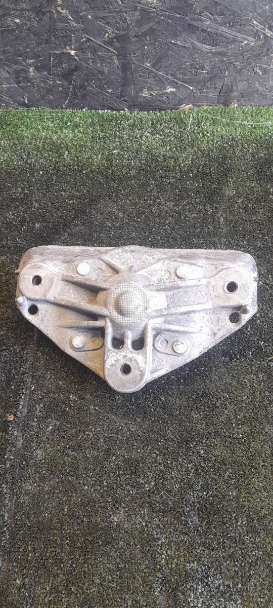 кронштейн амортизатора перед Volkswagen Touareg I (2002-2010) 7L0412391D