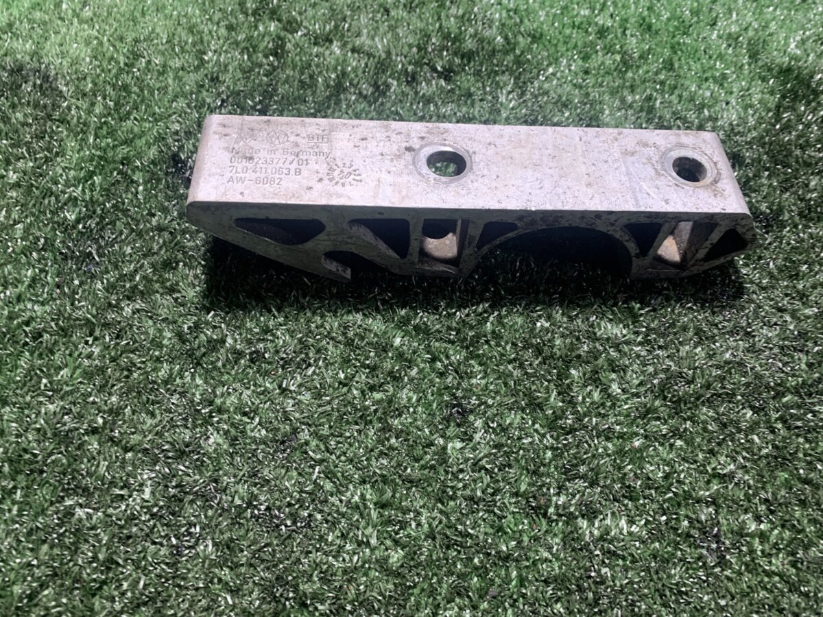 Кронштейн кріплення переднього стабілізатора Volkswagen Touareg I (2002-2010) 7L0411063B