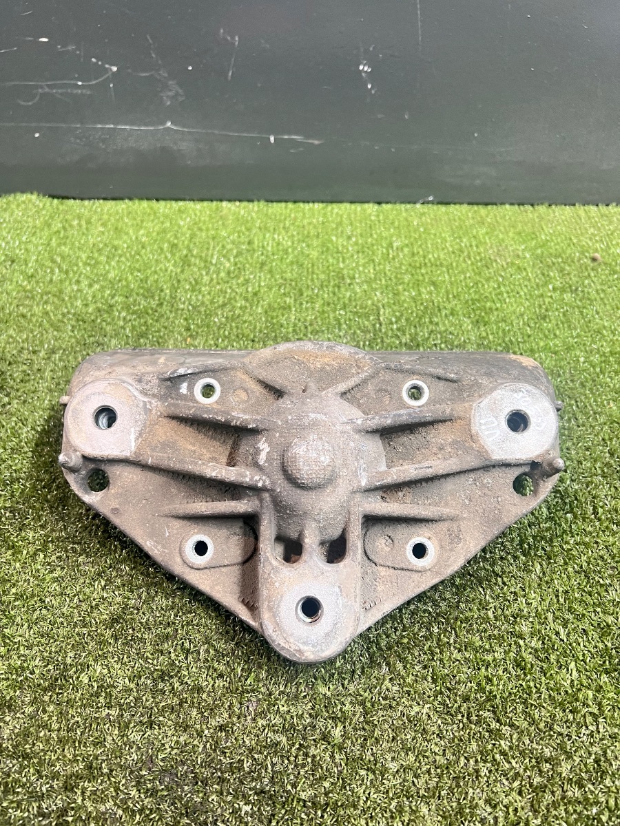 Кронштейн опоры переднего амортизатора лев/прав Volkswagen Touareg I (2002-2010) 7L0412391D