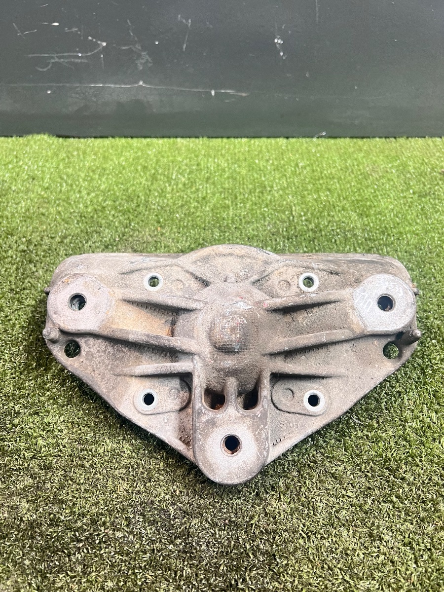 Кронштейн опоры переднего амортизатора лев/прав Volkswagen Touareg I (2002-2010) 7L0412391D