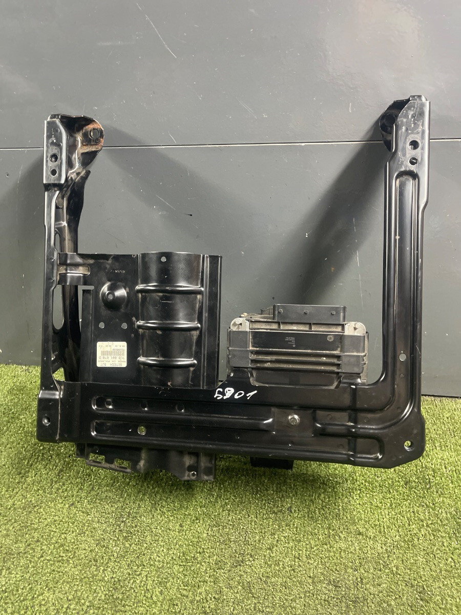 Кронштейн переднього правго сидіння Volkswagen Touareg I (2002-2010) 7L0881678D