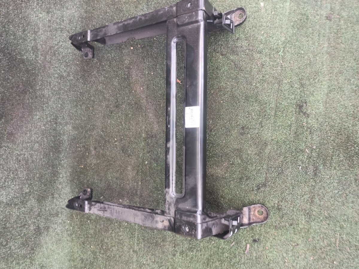 Кронштейн сидіння водія Volkswagen Touareg I (2002-2010) 7L0881677B