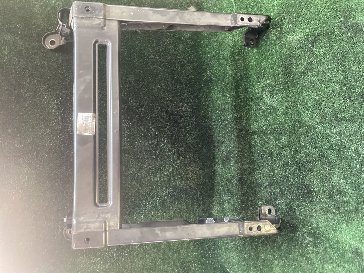 Кронштейн сидіння водія Volkswagen Touareg I (2002-2010) 7L0881677B