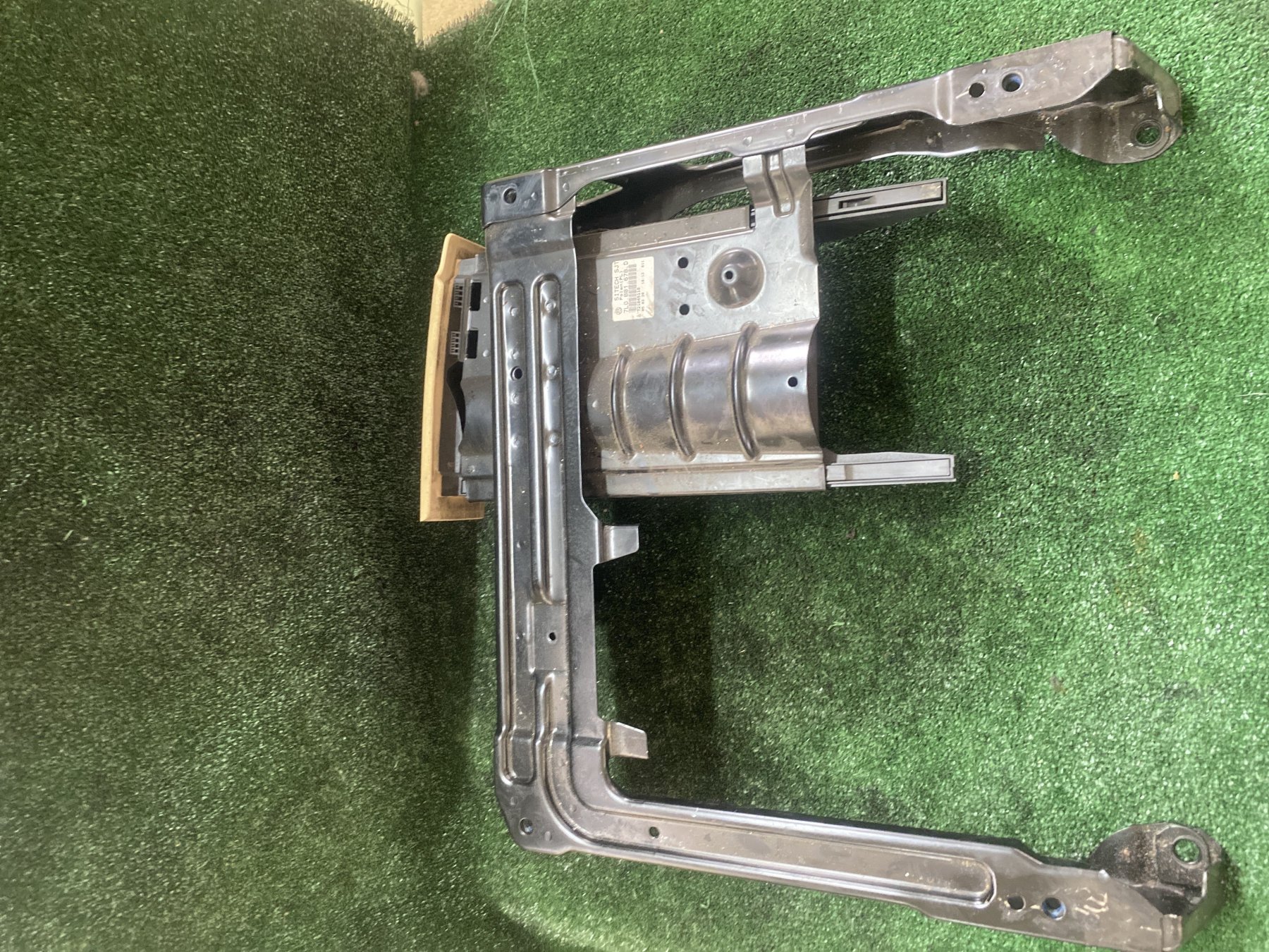 кронштейн сидіння Volkswagen Touareg I (2002-2010) 7L0881678D