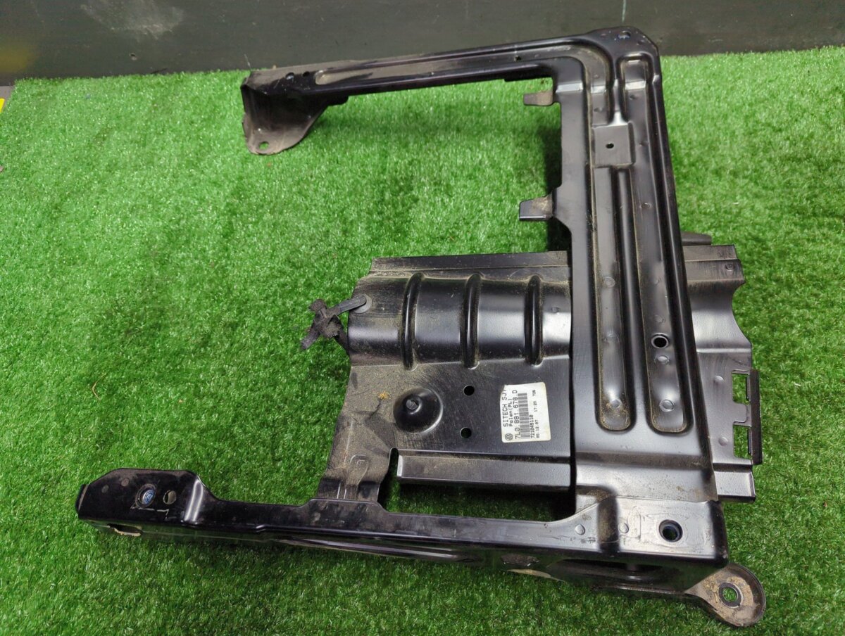 Кронштейн сидіння Volkswagen Touareg I (2002-2010) 7L0881678D