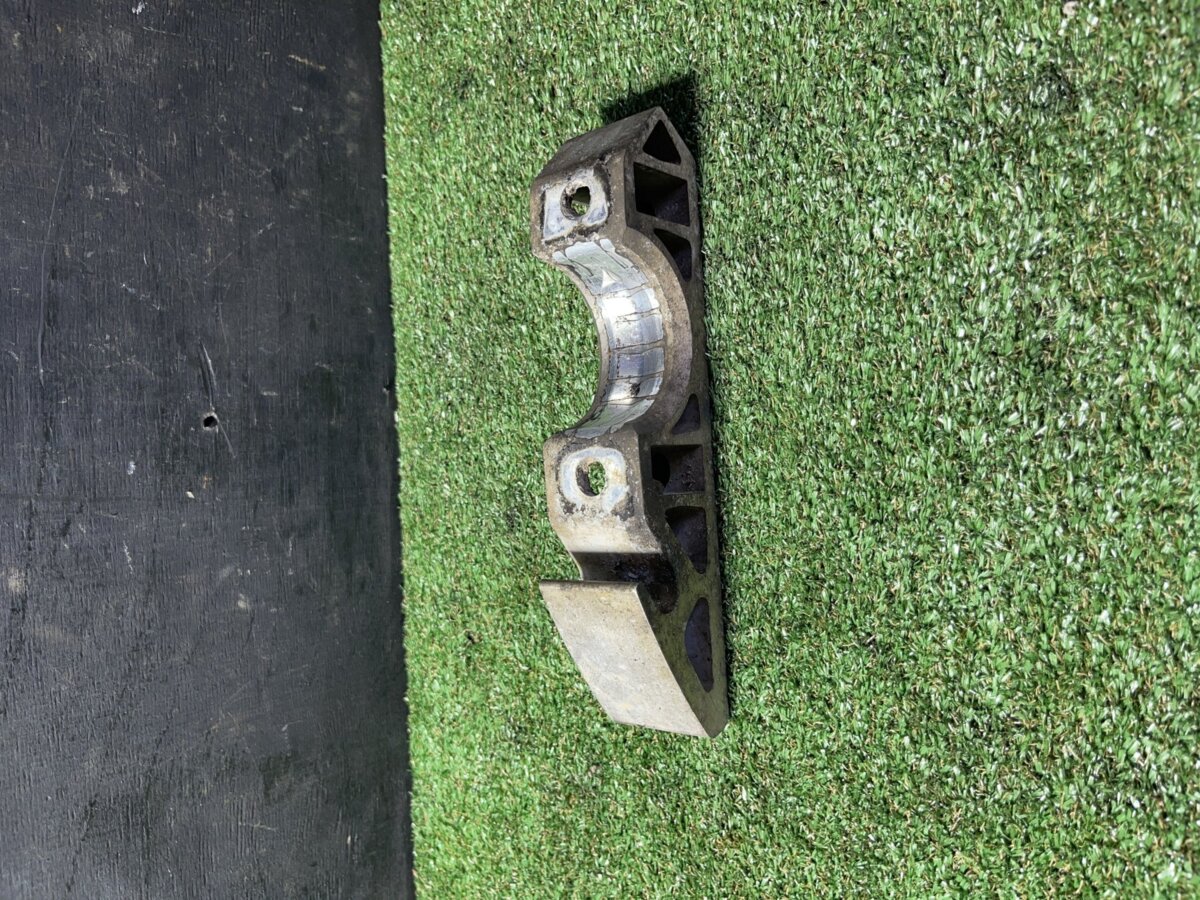 Кронштейн стабілізатора переднього Volkswagen Touareg I (2002-2010) 7L0411063B