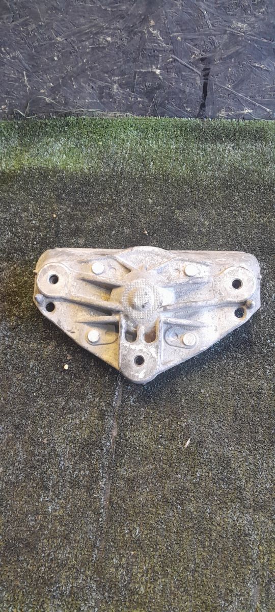 опора амортизатора Volkswagen Touareg I (2002-2010) 7L0412391D