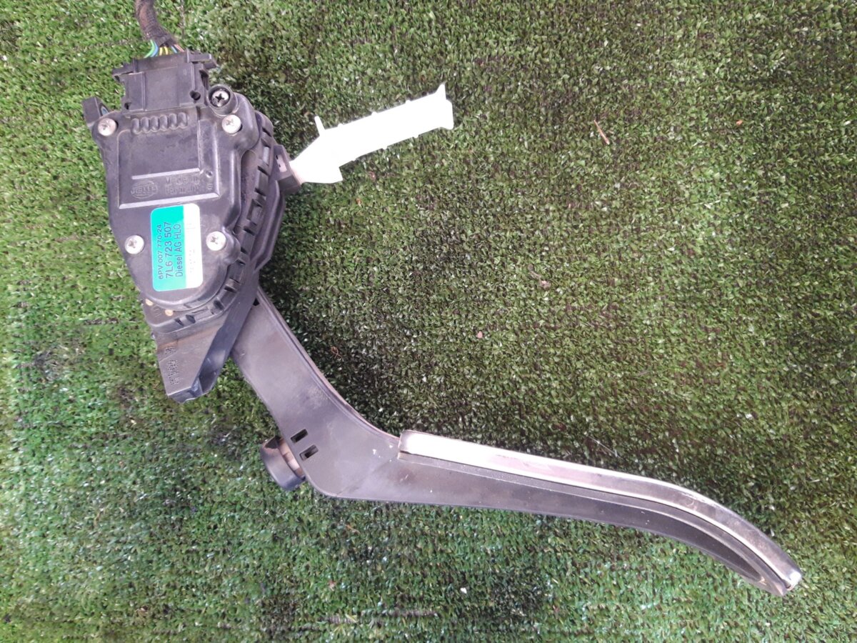 Педаль газу (акселератора) Volkswagen Touareg I (2002-2010) 7L6723507