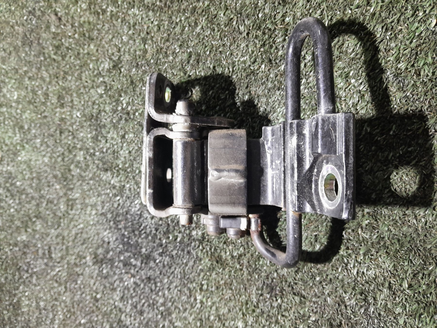 Петля дверей нижня права Volkswagen Touareg I (2002-2010) 7L0831412