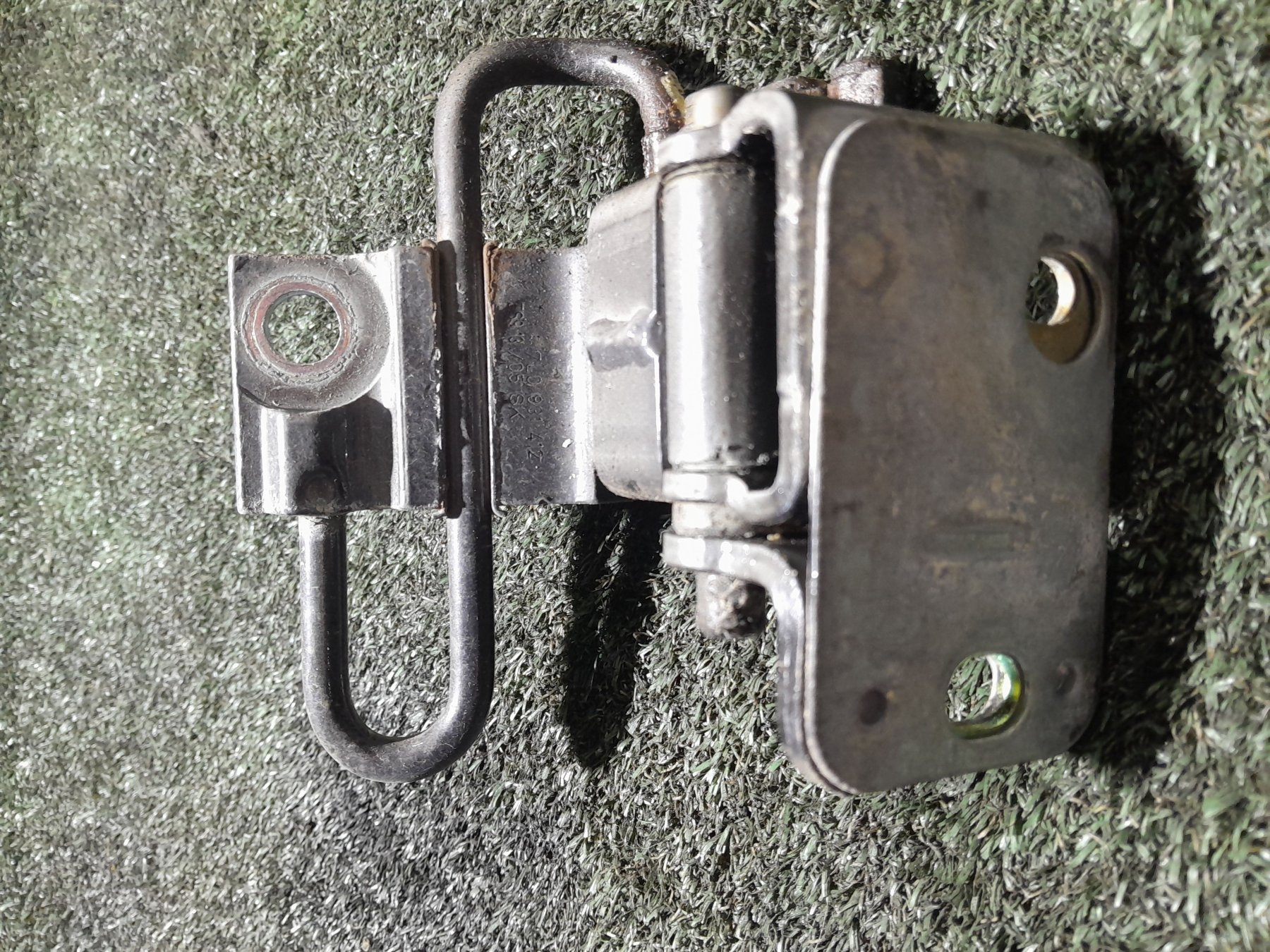 Петля дверей нижня право Volkswagen Touareg I (2002-2010) 7L0831412