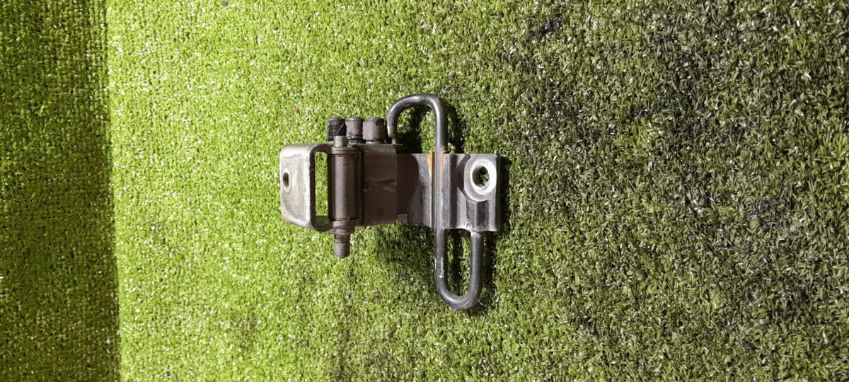 Петля дверей передней левой Volkswagen Touareg I (2002-2010) 7L0831411