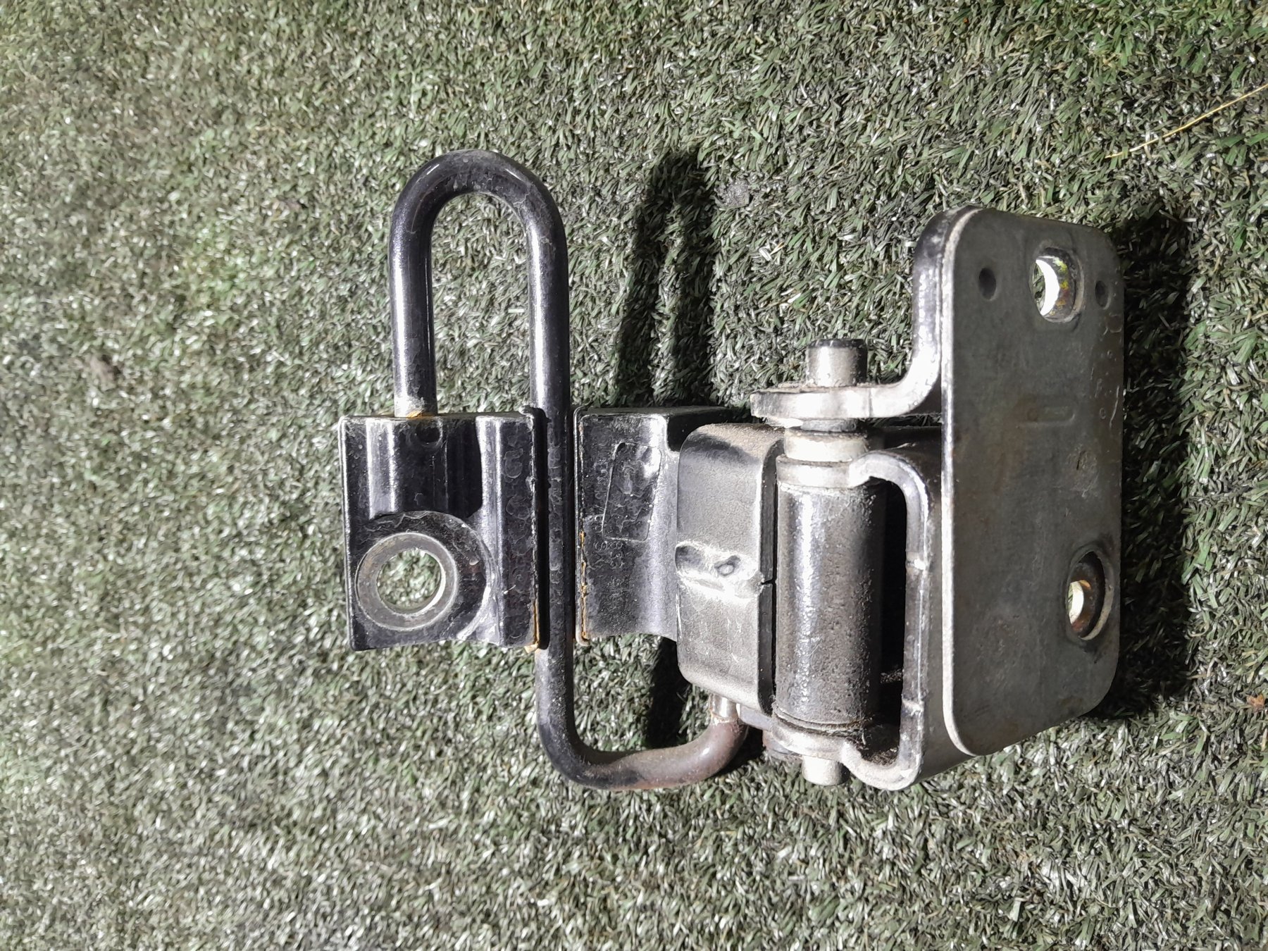 Петля дверей задня нижня ліва Volkswagen Touareg I (2002-2010) 7L0833411A