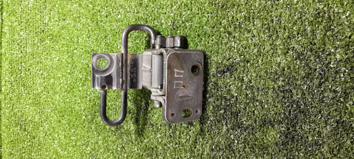 Петля двері передньої правої нижня Volkswagen Touareg I (2002-2010) 7L0831412