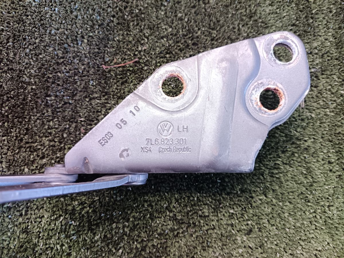 Петля капота ліва Volkswagen Touareg I (2002-2010) 7L6823301