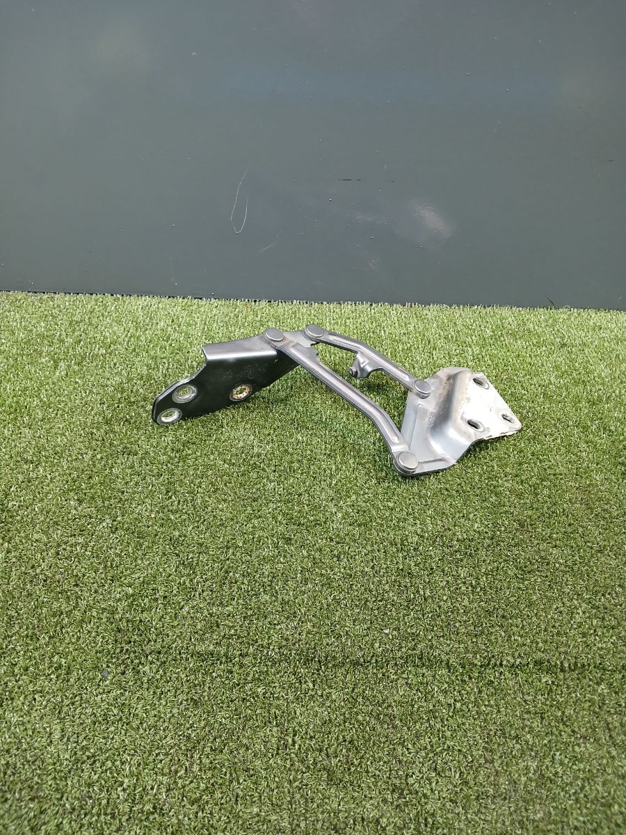 Петля капота ліва Volkswagen Touareg I (2002-2010) 7L6823301