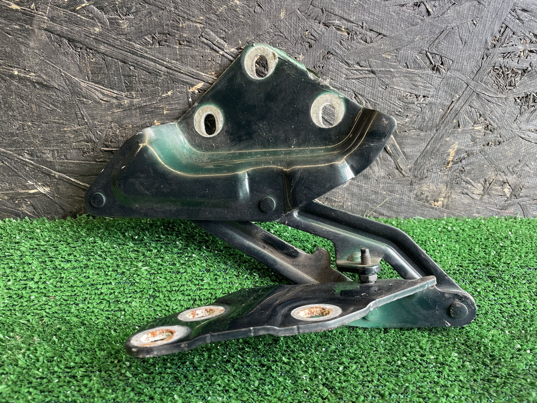 Петля капота ліва Volkswagen Touareg I (2002-2010) 7L6823301