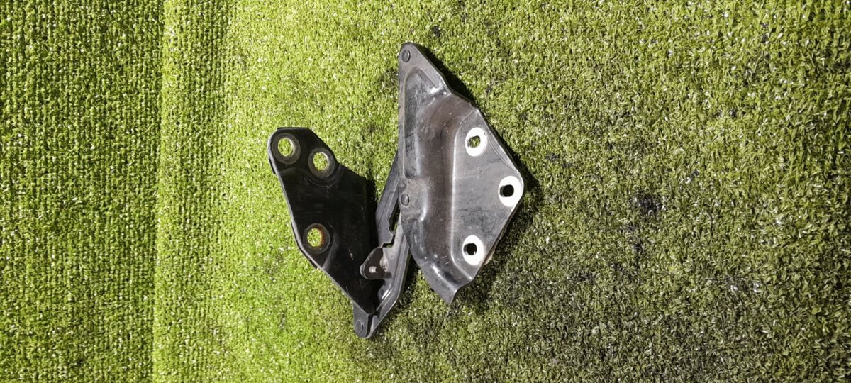 Петля капота ліва Volkswagen Touareg I (2002-2010) 7L6823301