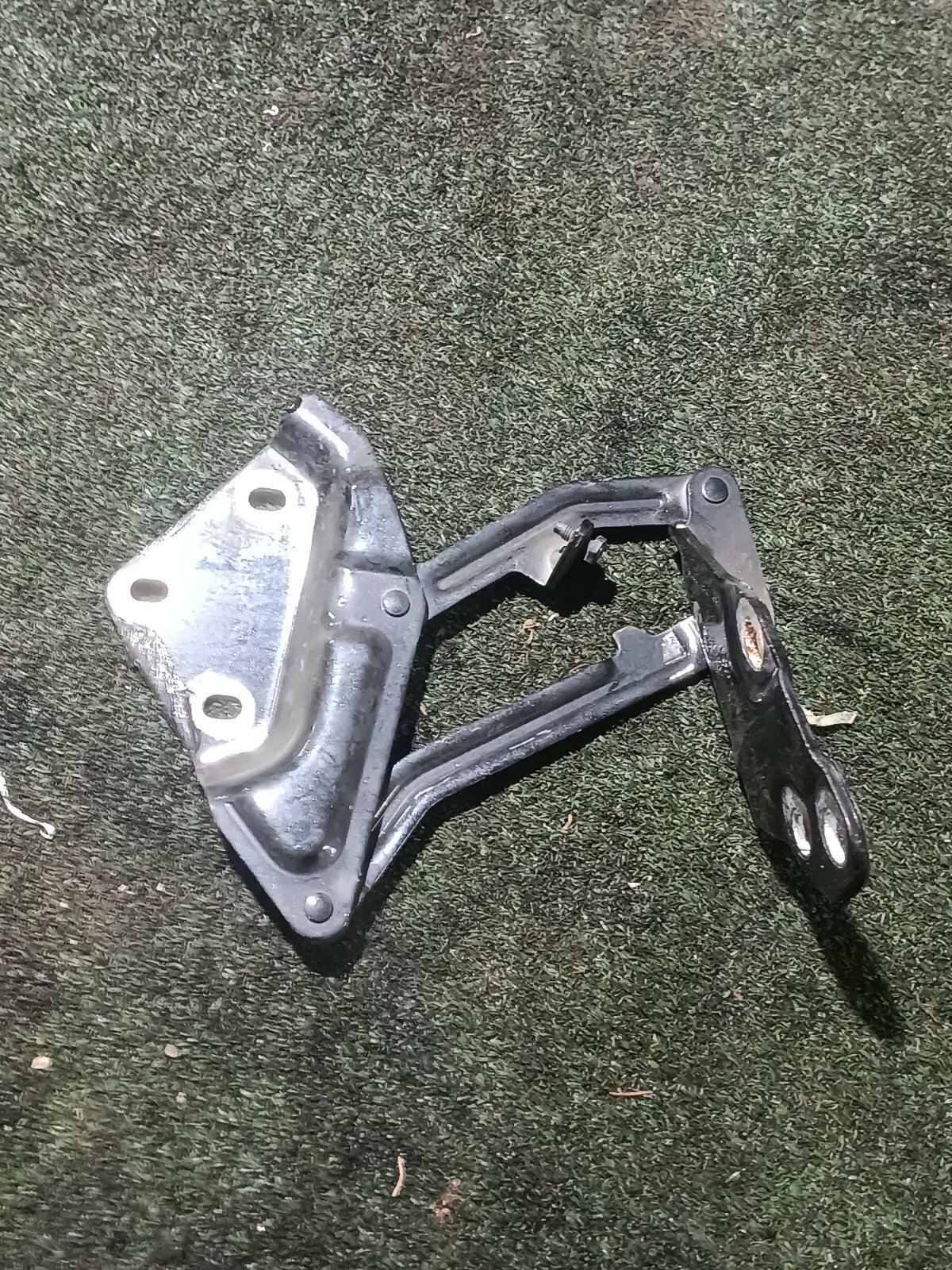 Петля капоту ліва Volkswagen Touareg I (2002-2010) 7L6823301