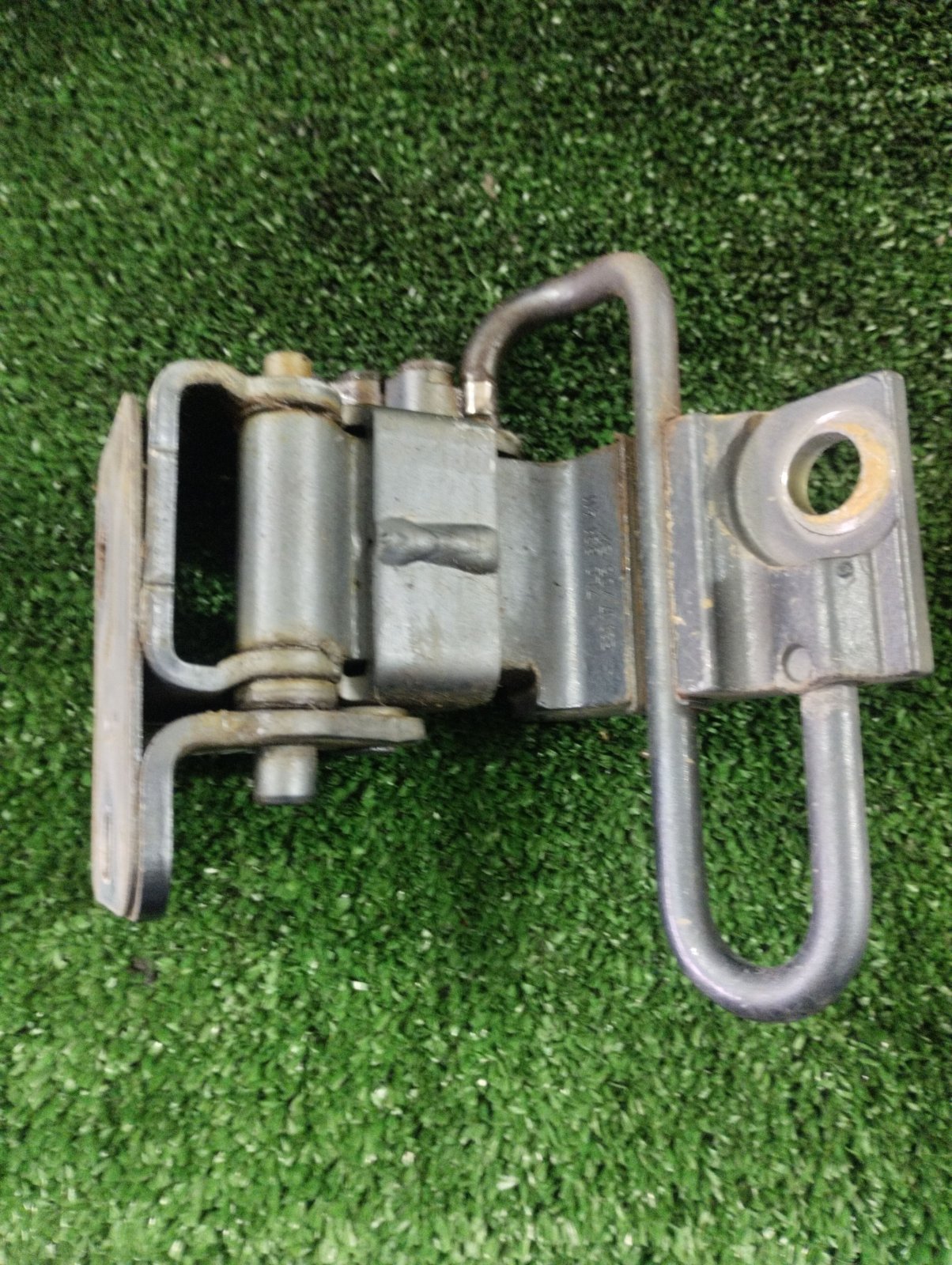 Петля нижня передня ліва Volkswagen Touareg I (2002-2010) 7L0831411A