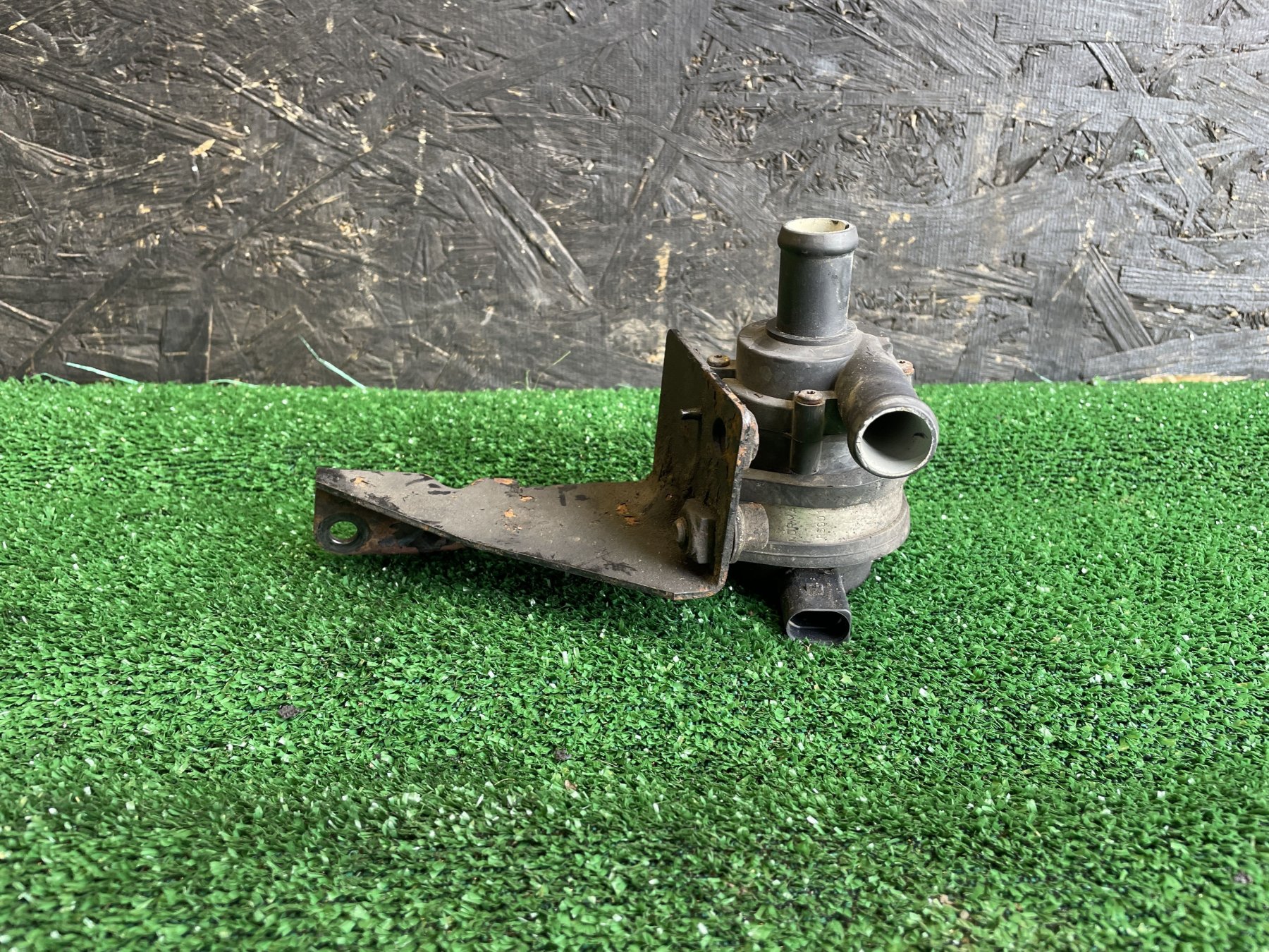 Помпа системи охолодження Volkswagen Touareg I (2002-2010) 7L0965561