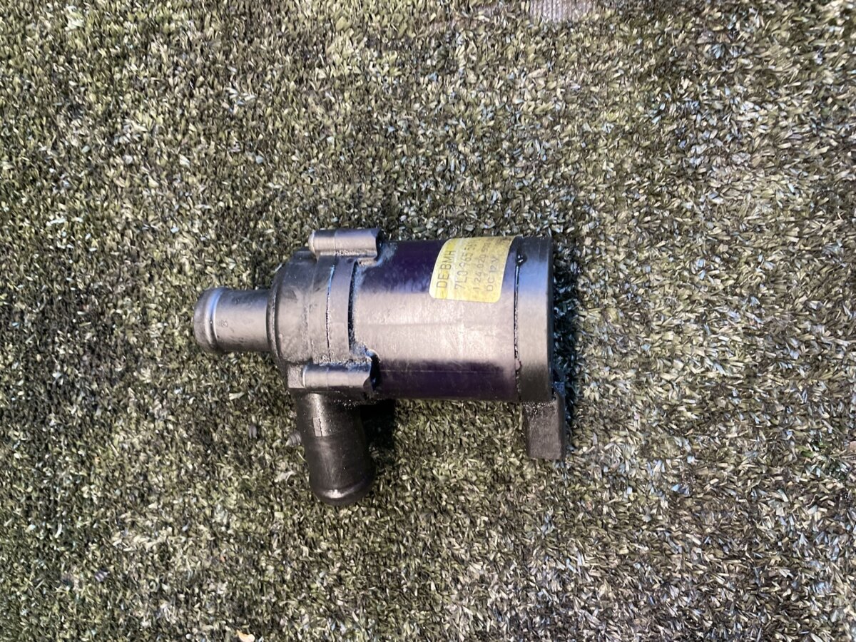 Помпа водяна охолодження Volkswagen Touareg I (2002-2010) 7L0965561L