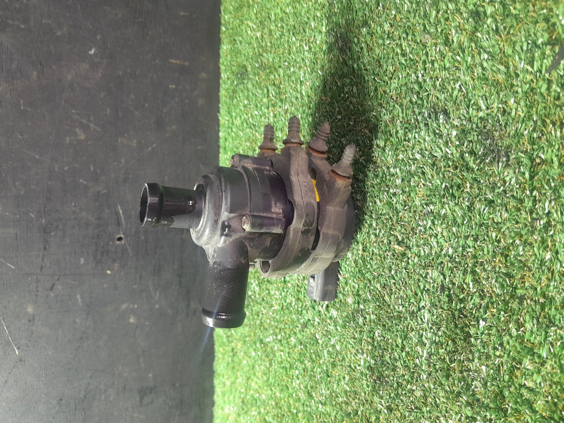 Помпа водяная насос охлаждения Volkswagen Touareg I (2002-2010) 7L0965561L