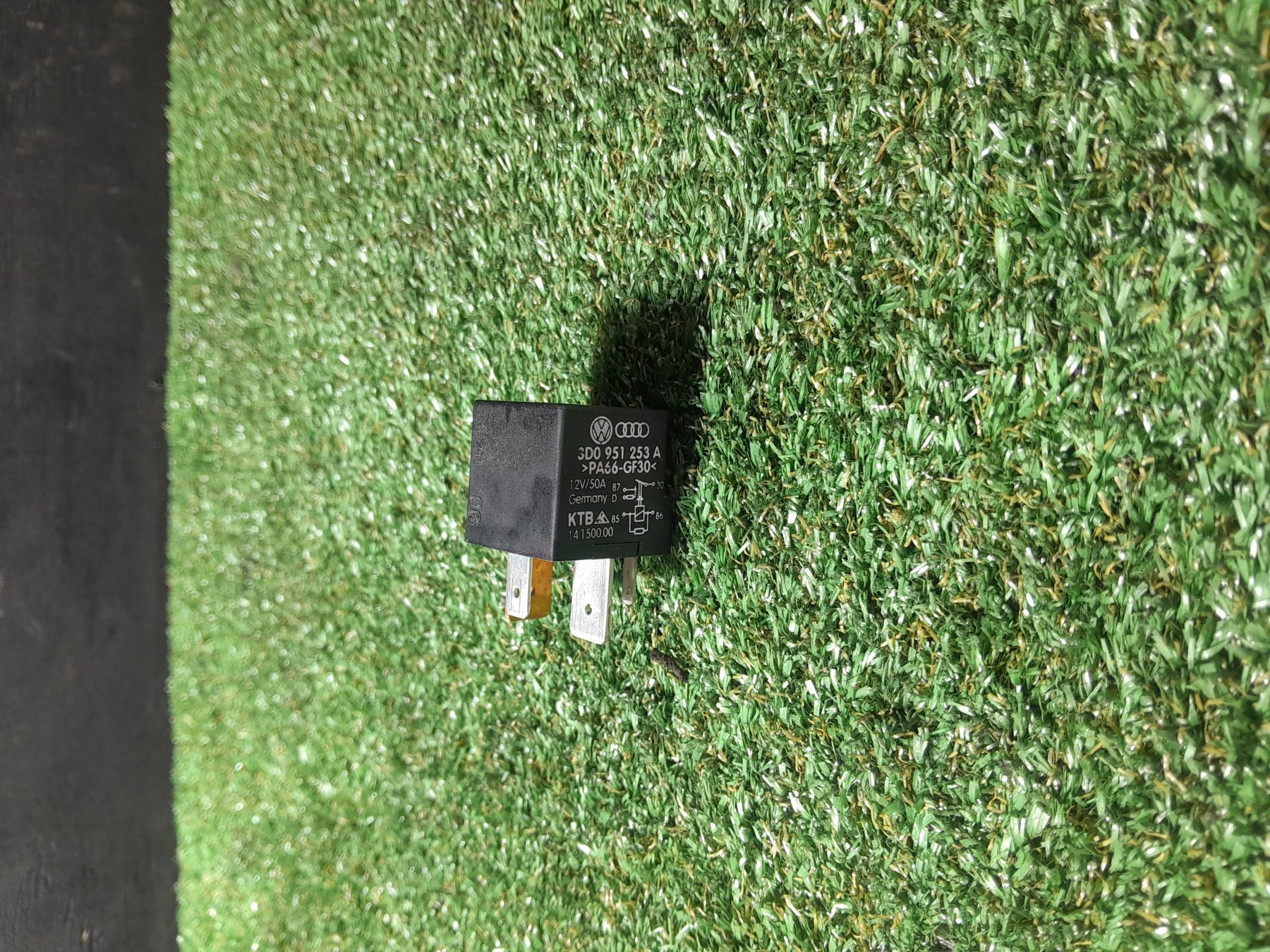 Реле Volkswagen Touareg I (2002-2010) 3D0951253A