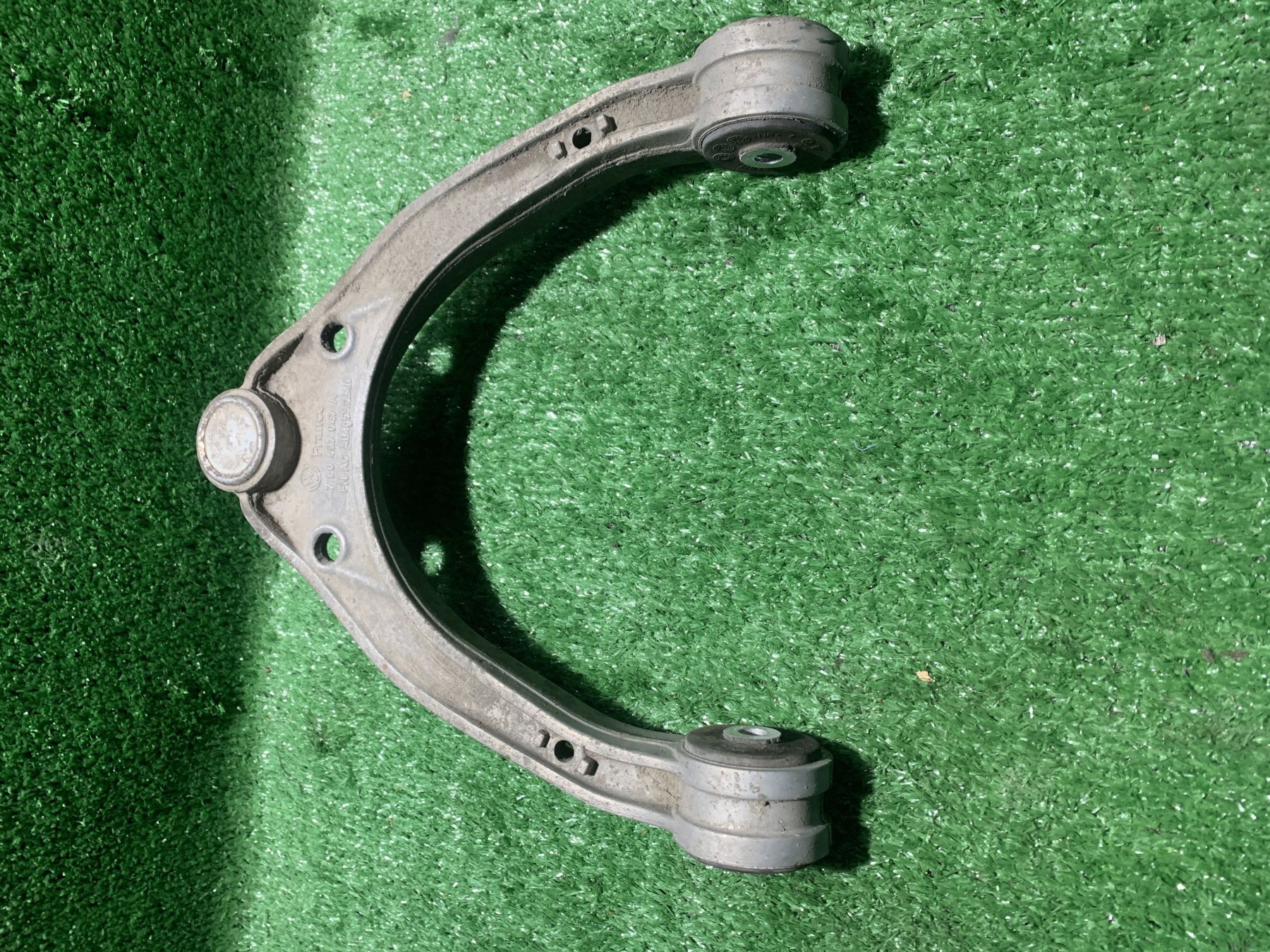 Ричаг підвіски передній лівий верхній Volkswagen Touareg I (2002-2010) 7L0407047A