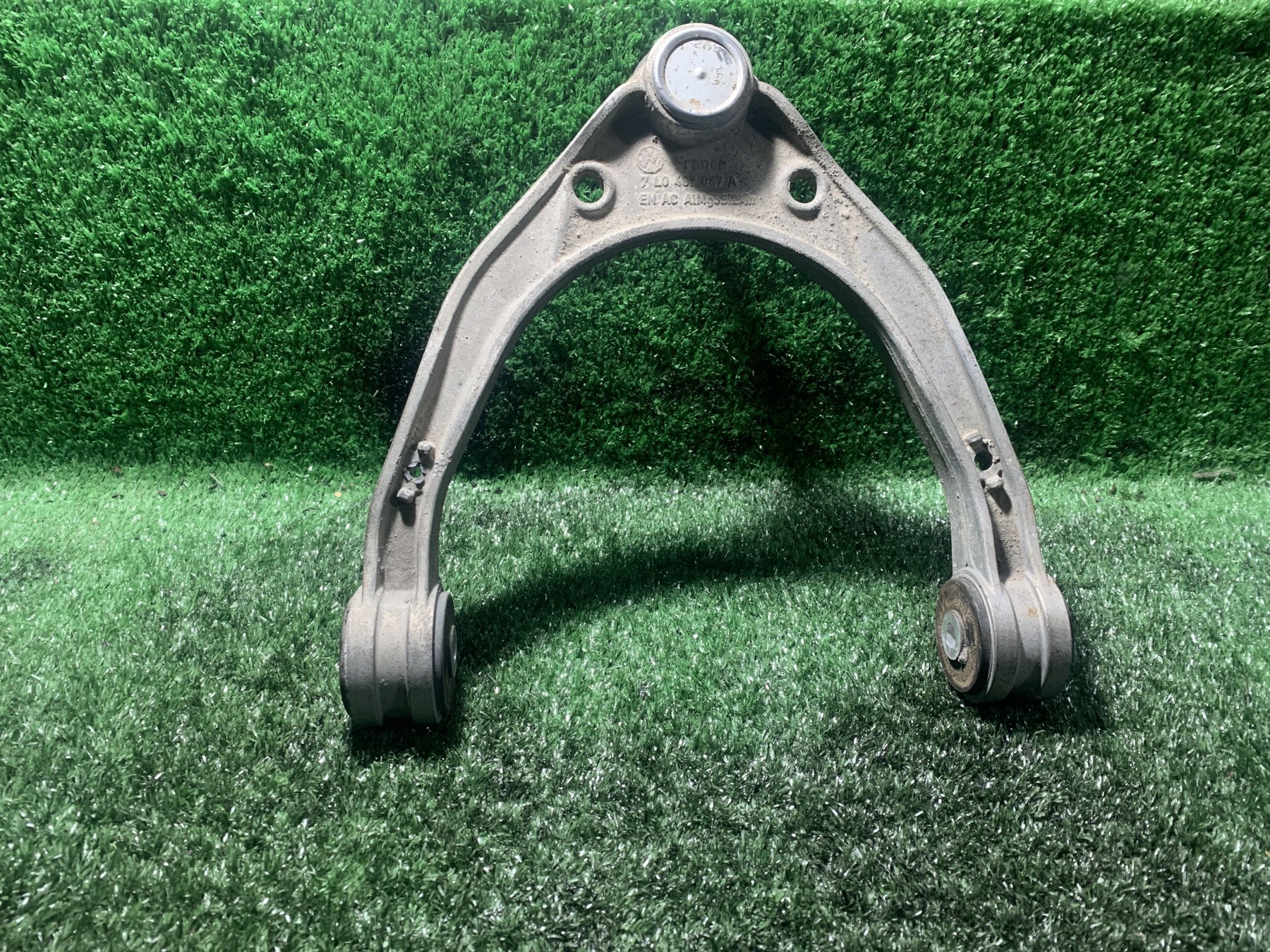 Ричаг підвіски передний лівий верхній Volkswagen Touareg I (2002-2010) 7L0407047A