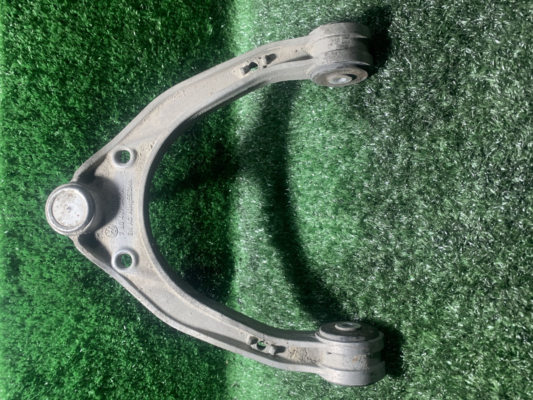 Ричаг підвіски передній лівий верхній Volkswagen Touareg I (2002-2010) 7L0407047A