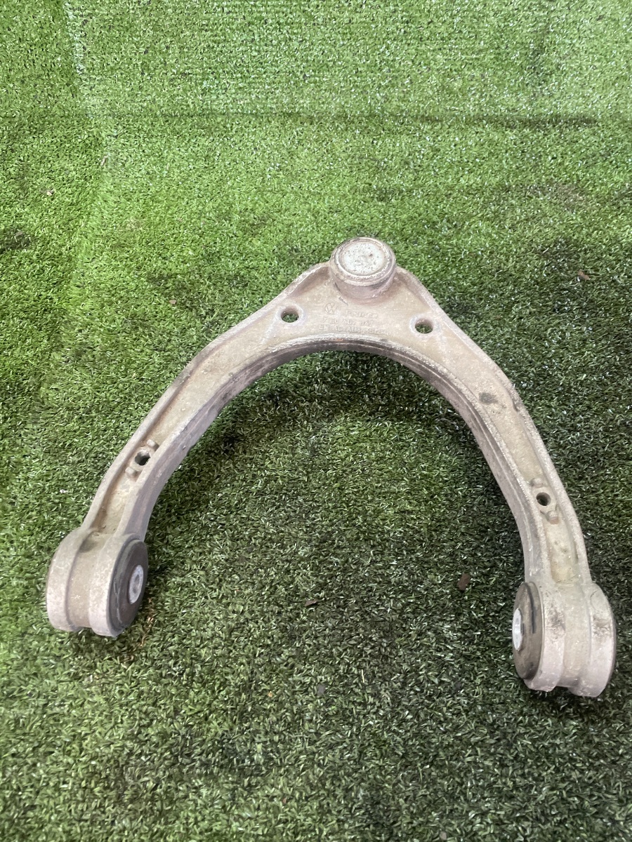 Ричаг підвіски передній лівий верхній Volkswagen Touareg I (2002-2010) 7L0407047A