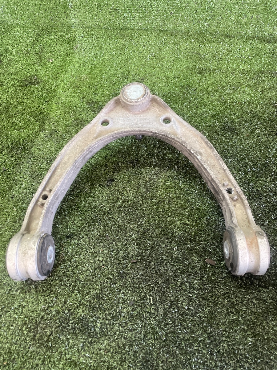 Ричаг підвіски передній лівий верхній Volkswagen Touareg I (2002-2010) 7L0407047A