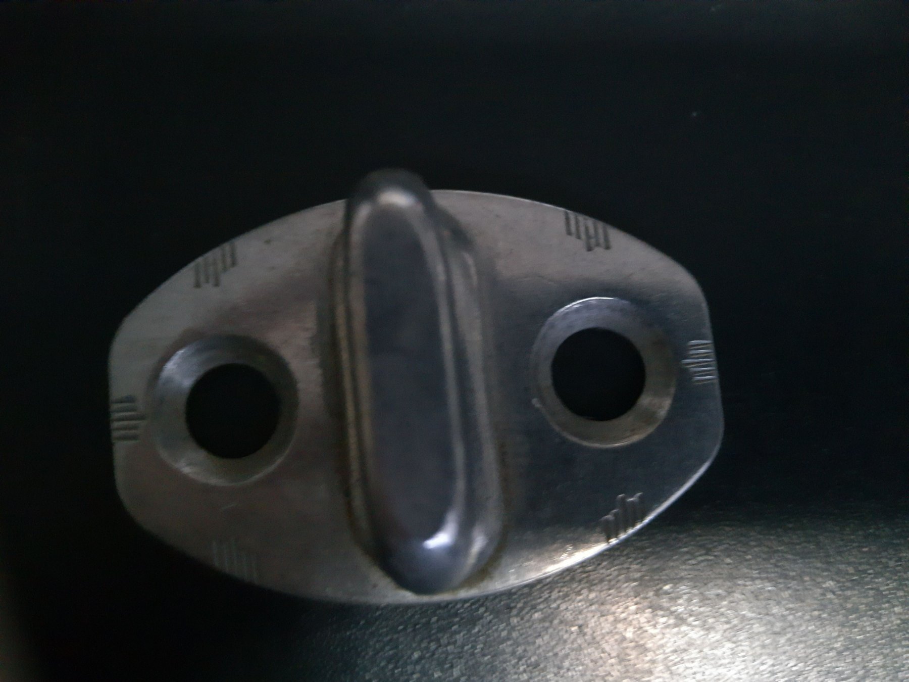 Скоба замку дверей ліва / права сторони перед Volkswagen Touareg I (2002-2010) 3B0837033P