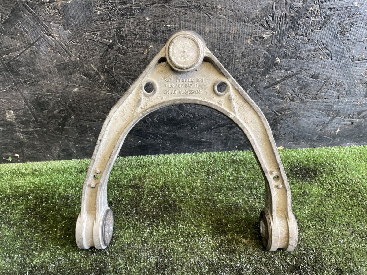 Важіль підвіски передній правий Volkswagen Touareg I (2002-2010) 7L0407047B