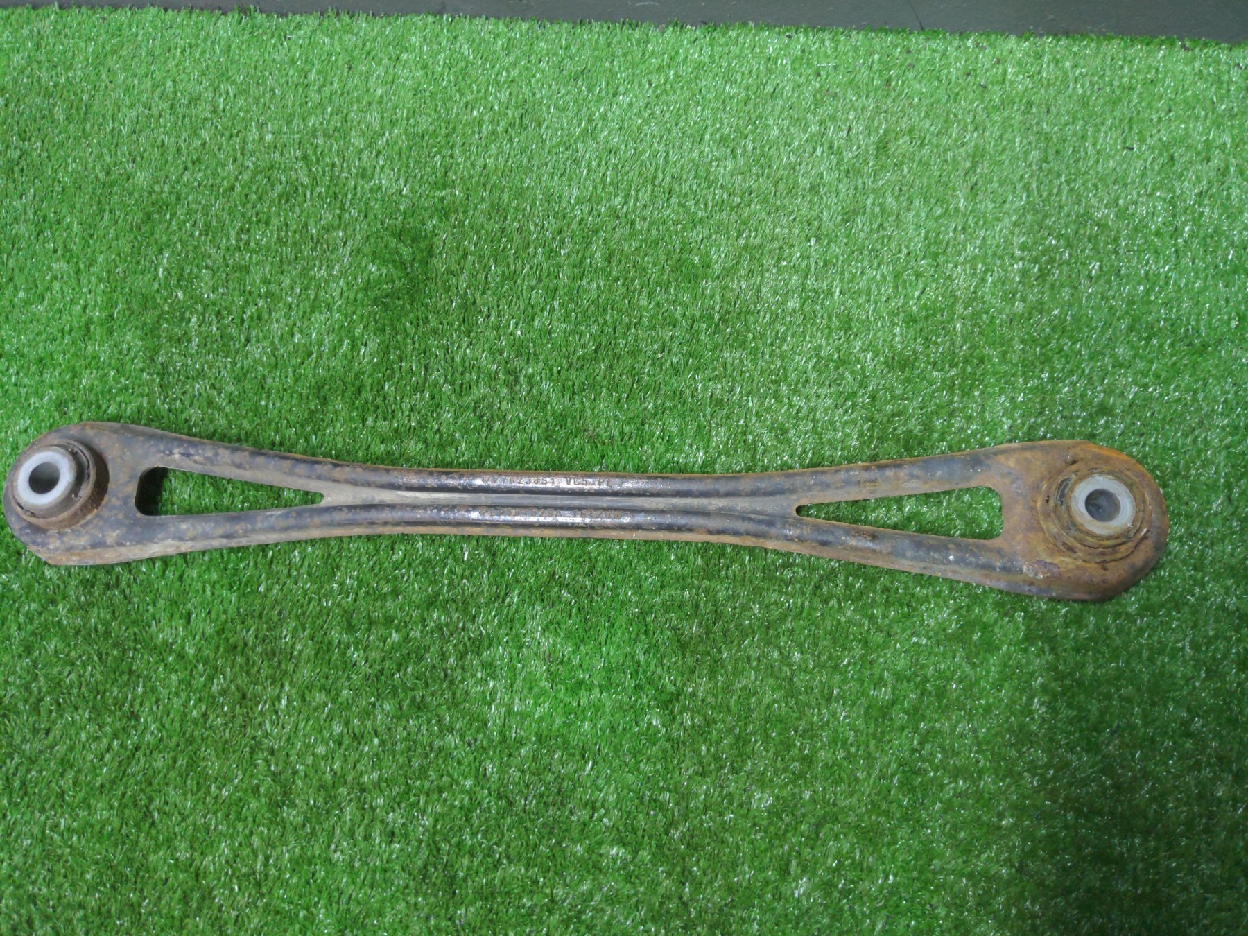 Задній правий ричаг Volkswagen Touareg I (2002-2010) 7L8501529A