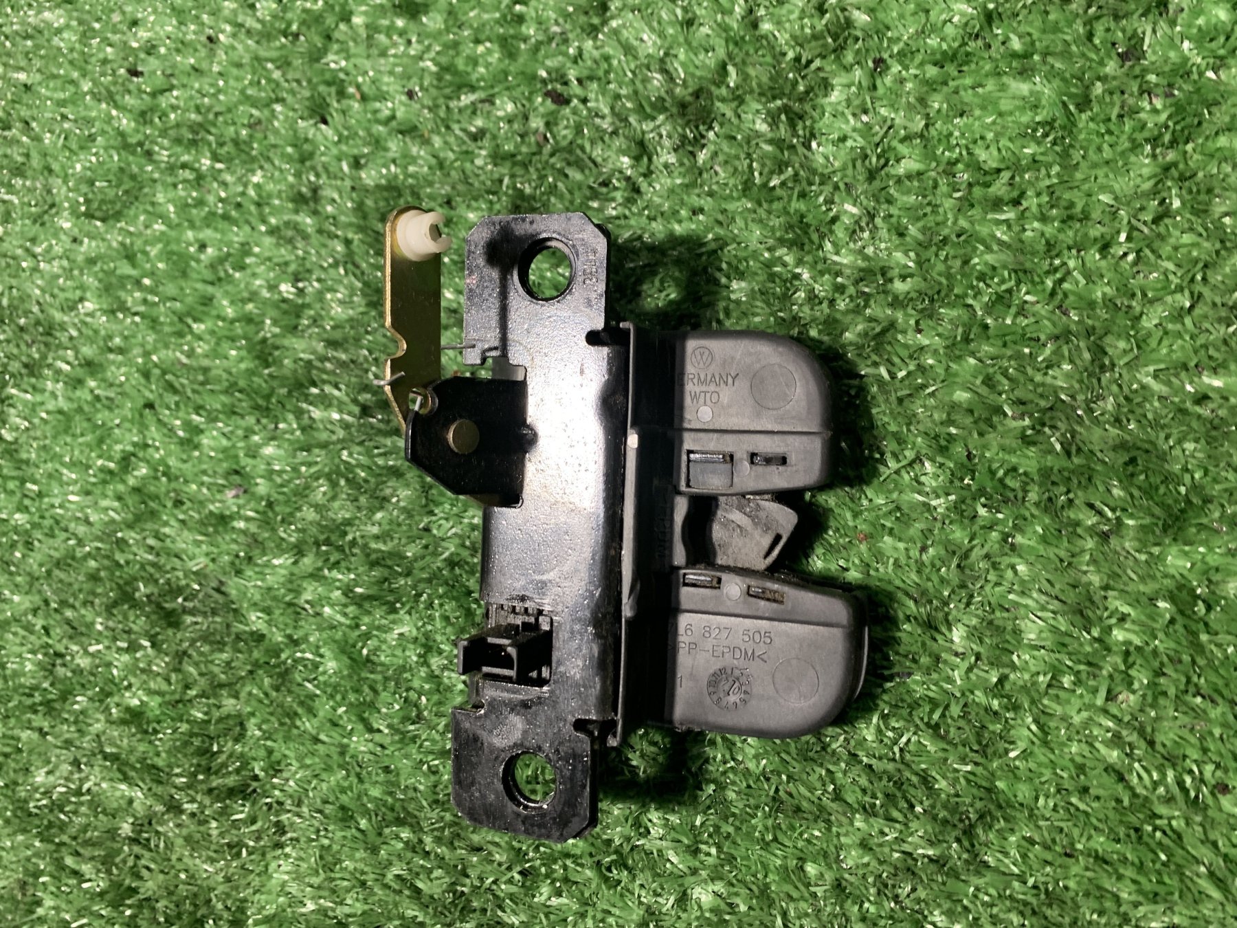 Замок дверей багажника Volkswagen Touareg I (2002-2010) 7L6827505