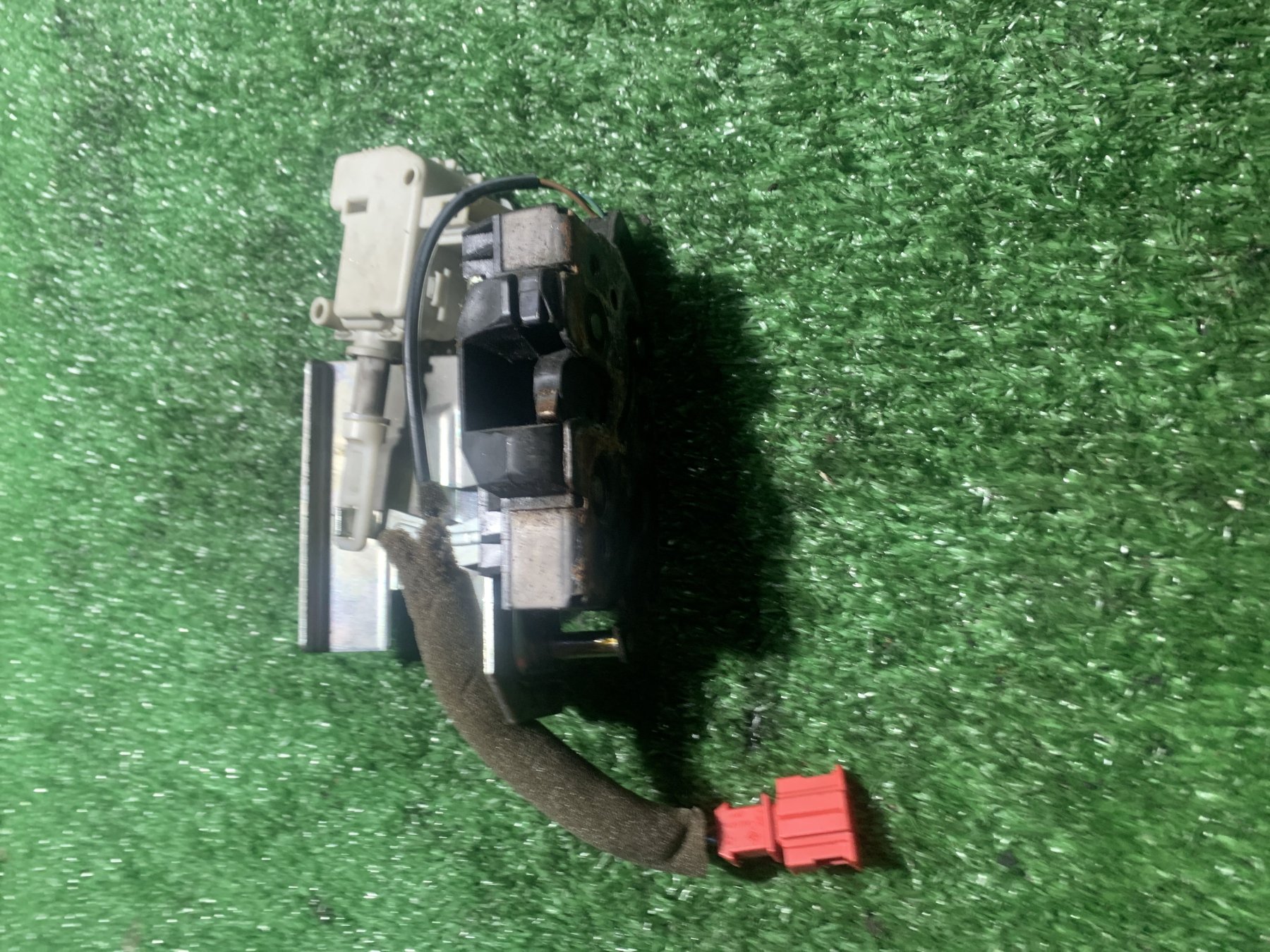 Замок дверей багажника Volkswagen Touareg I (2002-2010) 7L6827505