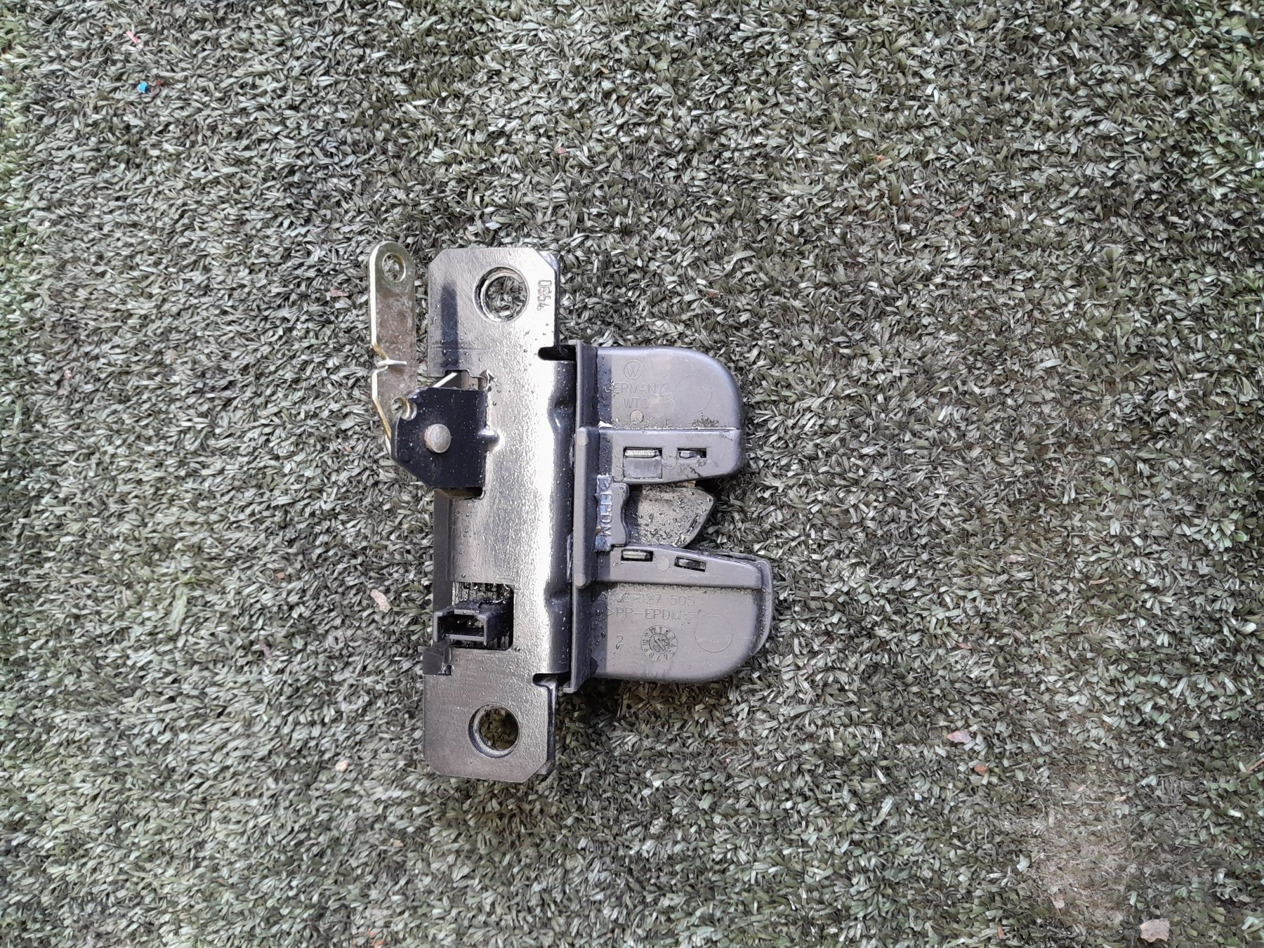 Замок кришки багажника на 3 контакти Volkswagen Touareg I (2002-2010) 7L6827505