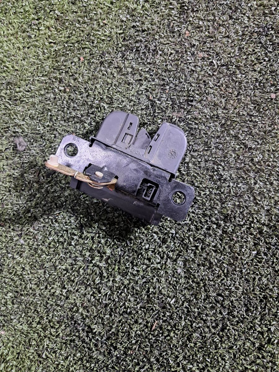 Замок кришки багажника Volkswagen Touareg I (2002-2010) 7L6827505