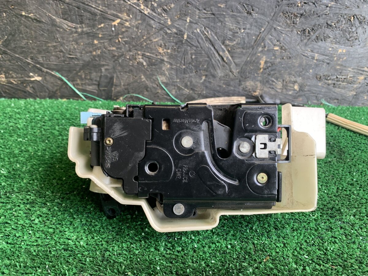 Замок передньої лівої двері дефект кріплення Volkswagen Touareg I (2002-2010) 3D1837015