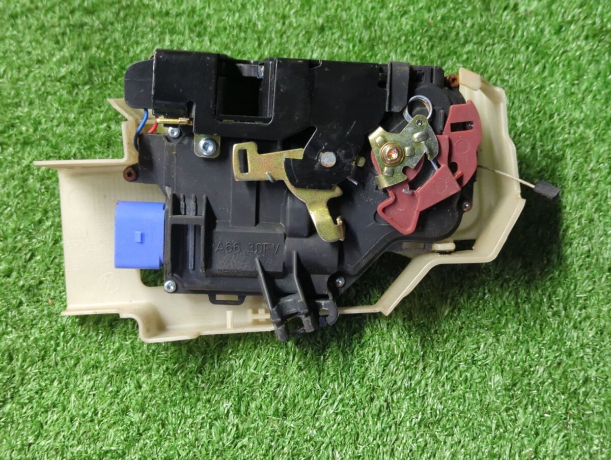 Замок задніх лівих дверей Volkswagen Touareg I (2002-2010) 7L0839089