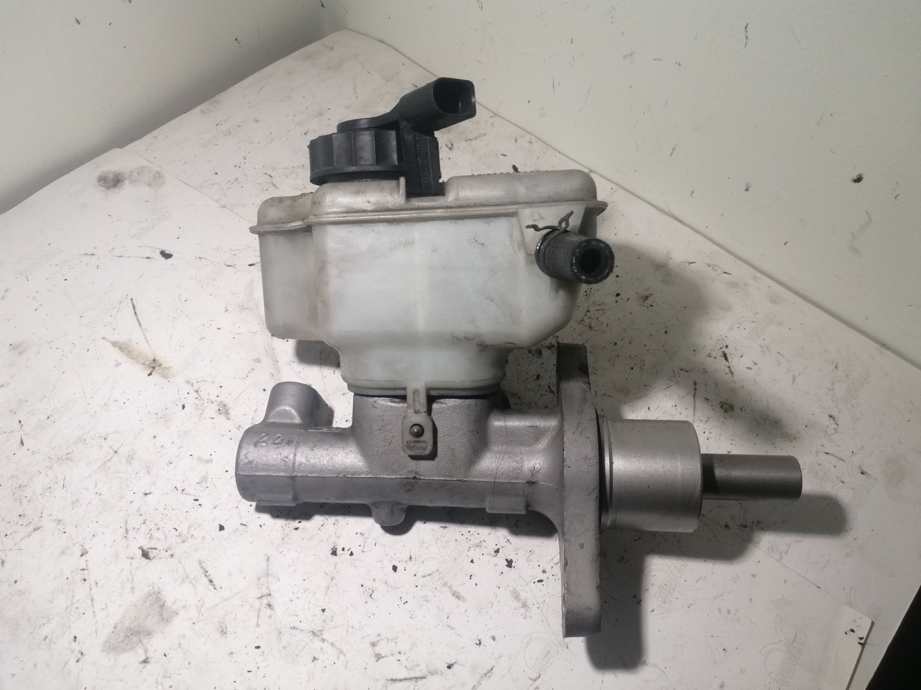 бачок гальмівної рідини; бачок ггц; бачок головного гальмівного циліндру (гальмівної рідини) Volkswagen Touran I (2003-2010) 1K1611301C