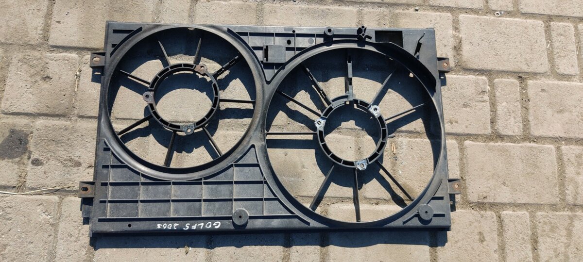 дифузор (кожух радіатора охолодження; Дифузор вентилятора; Кожух вентилятора; Облицювання рамки радіатора) Volkswagen Touran I (2003-2010) 1K0121207J