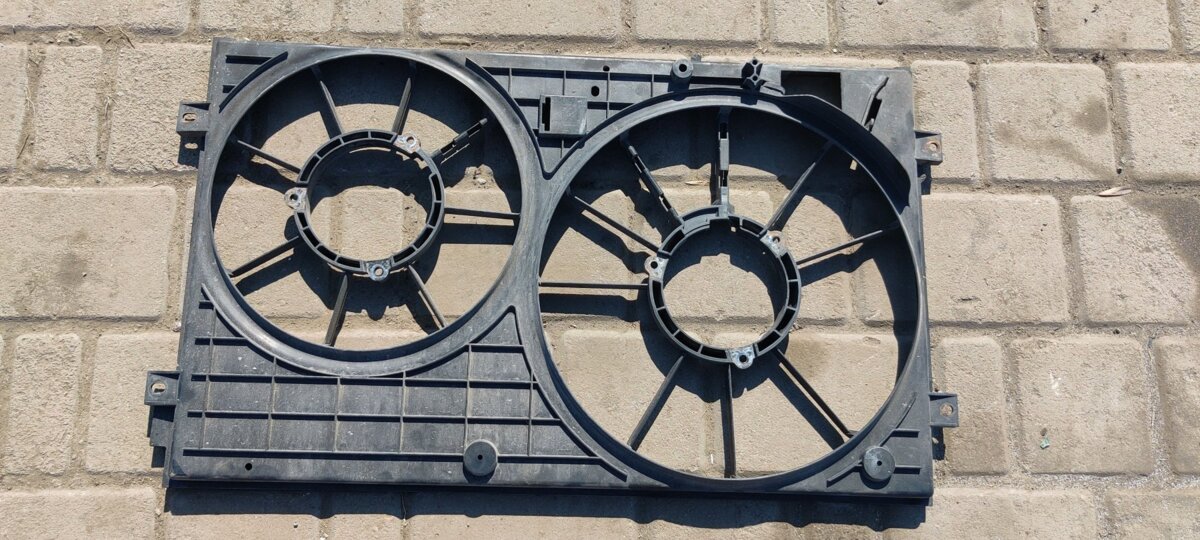 дифузор (кожух радіатора охолодження; Дифузор вентилятора; Кожух вентилятора; Облицювання рамки радіатора) Volkswagen Touran I (2003-2010) 1K0121207J